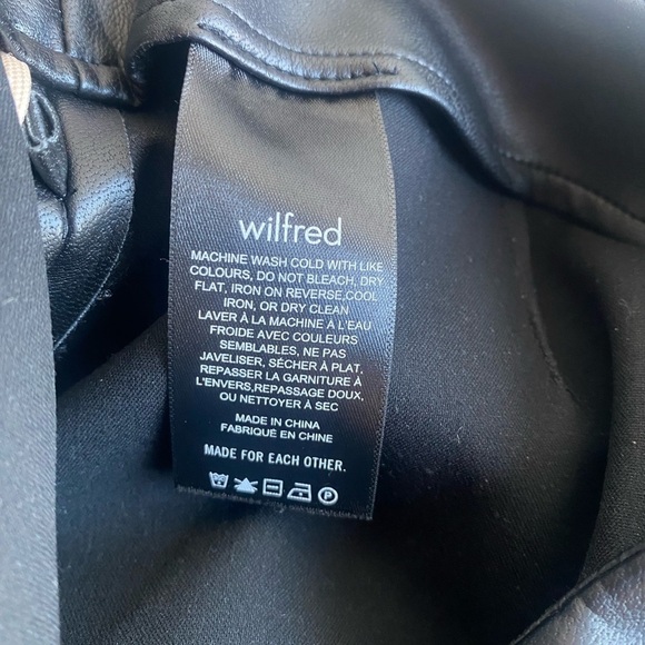 NWOT Wilfred Aritzia Black Faux Leather Wrap Front
Mini Skirt Vegan Soft Size 0 - Picture 10 of 11